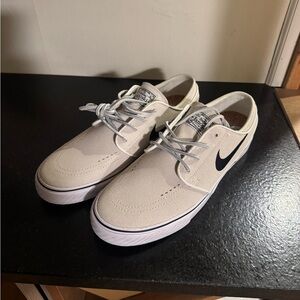 Nike Men's Beige Sneakers with Black Swoosh